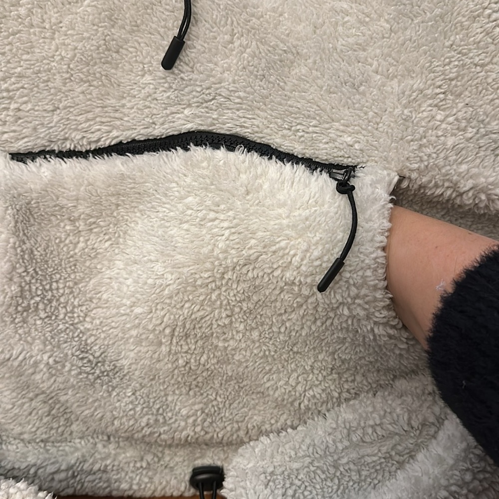 Fleece pullover with pockets! - Picture 2 of 4